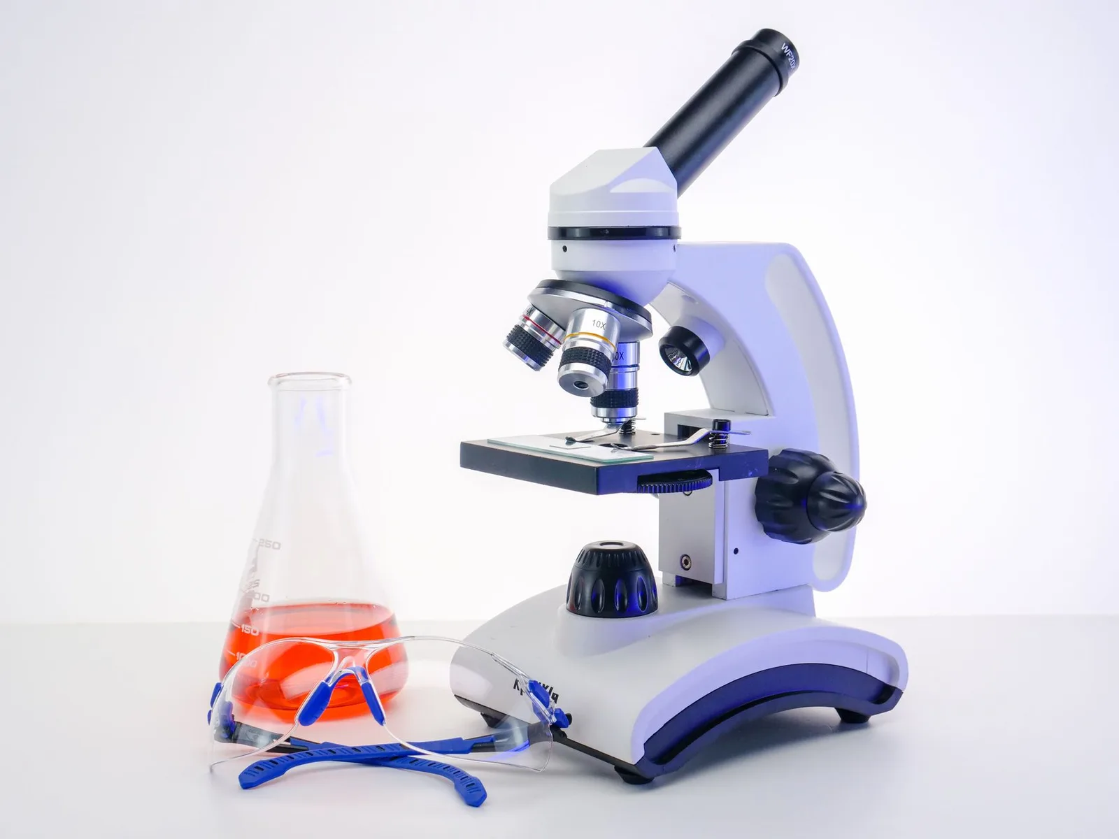 Fotografía completa de referencia de un microscopio y equipo de laboratorio