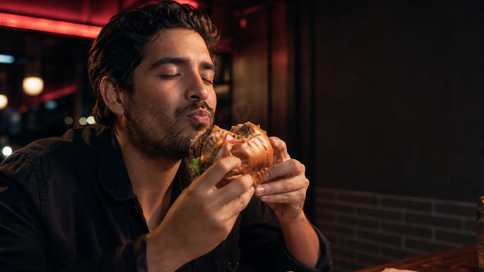 Cliente adulto disfrutando una hamburguesa