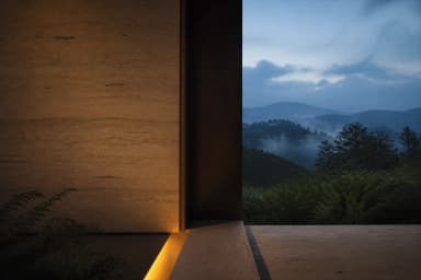Muro de tierra apisonada iluminado frente a la montaña